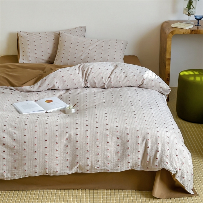 91家纺网 家纺一手货源 找家纺 云上  2025新款小樱桃大提花水洗棉四件套 樱桃-咖