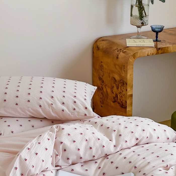 91家纺网 家纺一手货源 找家纺 云上  2025新款小樱桃大提花水洗棉四件套 樱桃-粉