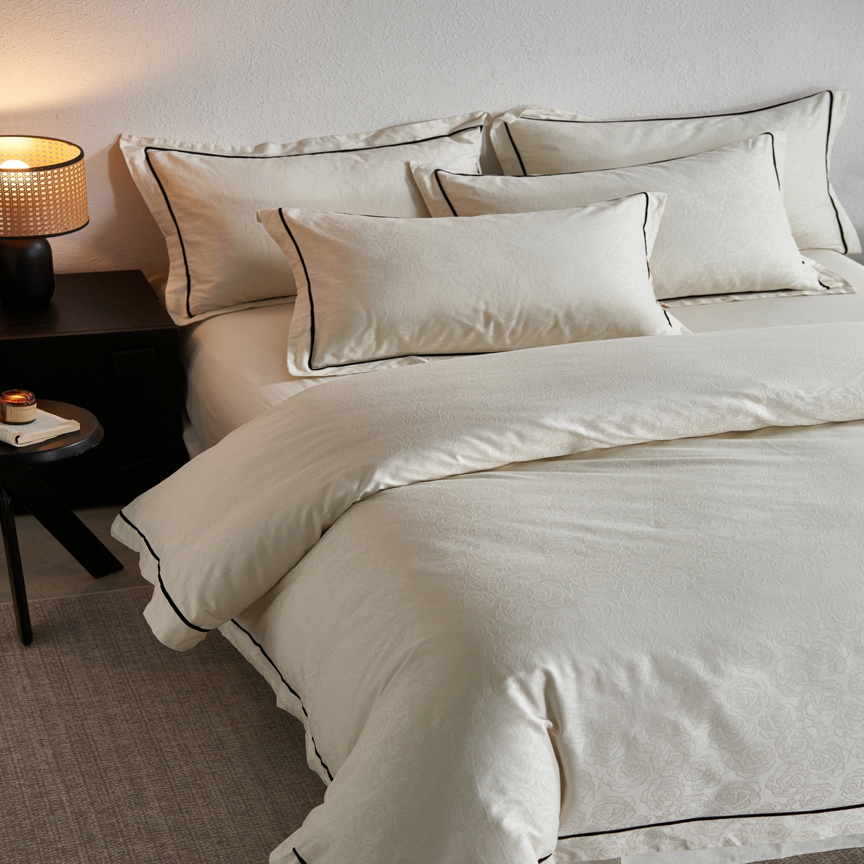 91家纺网 家纺一手货源 找家纺 三朵全棉60S贡缎长绒棉大提花四件套-花序系列 达西花园-白