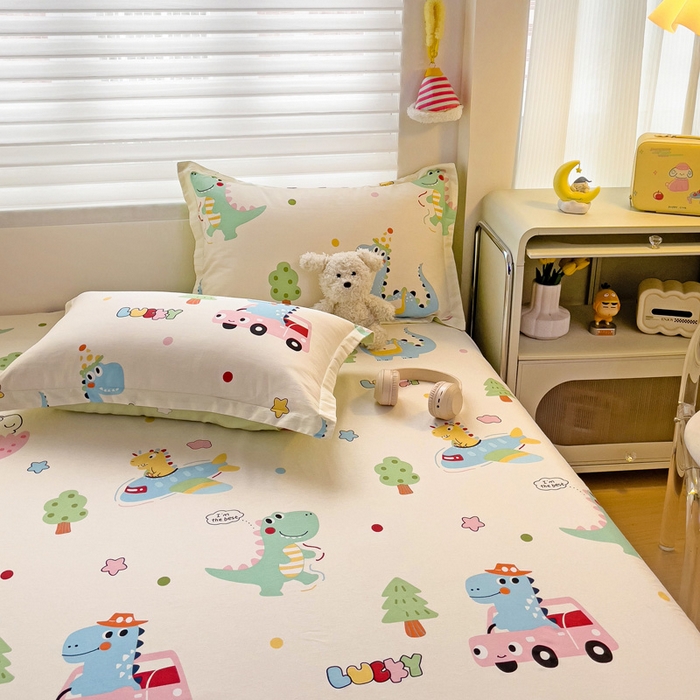 91家纺网 家纺一手货源 找家纺 春雨家居 2025新款春夏卡通印花全棉单床笠 快乐旅行