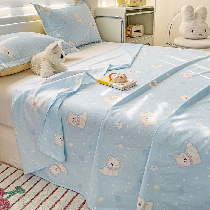 91家纺网 家纺一手货源 找家纺 春雨家居 2025新款春夏卡通印花全棉单床单 蓝色泡芙狗