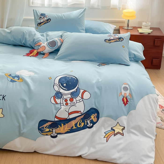 91家纺网 家纺一手货源 找家纺 博雅 2025新款全棉贴布绣卡通四件套 绣花款-太空滑板