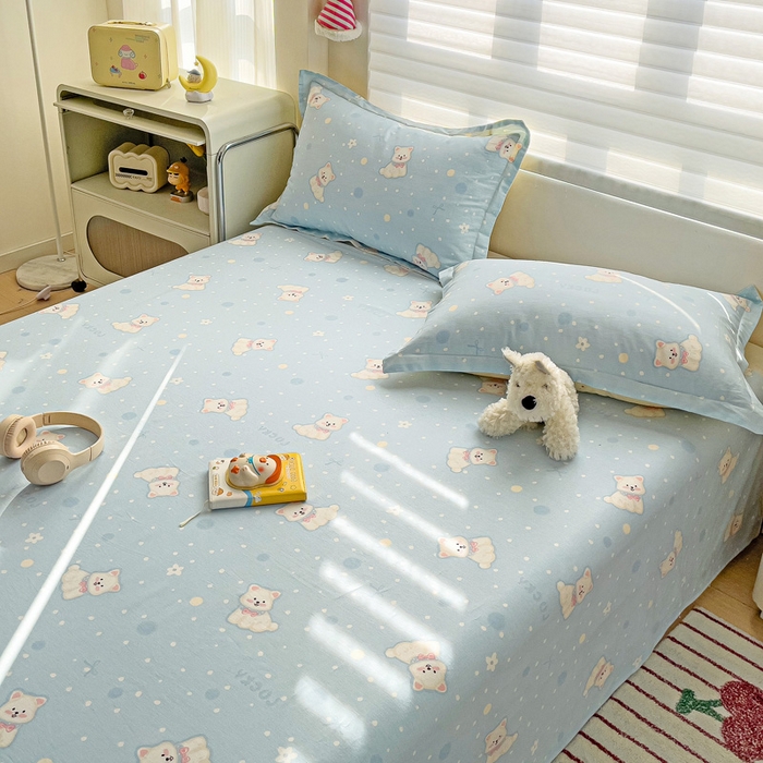 91家纺网 家纺一手货源 找家纺 春雨家居 2025新款春夏卡通印花全棉单床单 蓝色泡芙狗