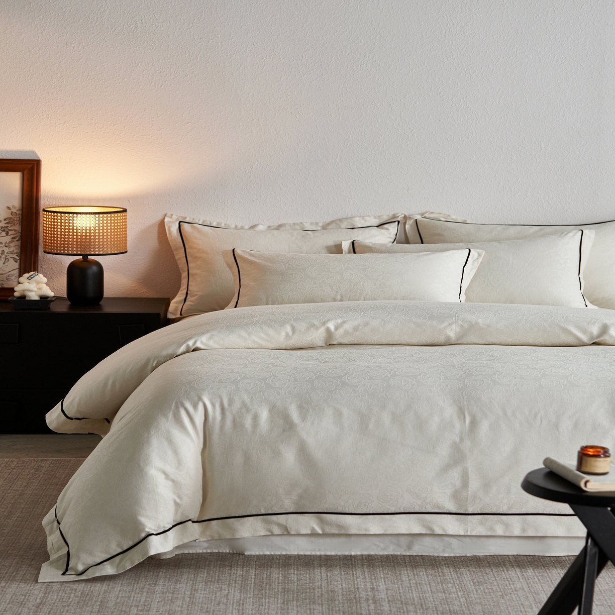 91家纺网 家纺一手货源 找家纺 三朵全棉60S贡缎长绒棉大提花四件套-花序系列 达西花园-白