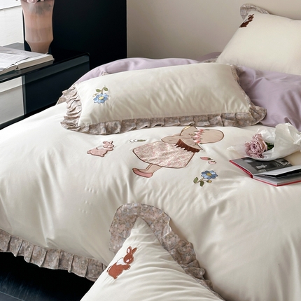 91家纺网 家纺一手货源 找家纺 卡巴伦家纺 2025新款全棉A类韩式双层纱花边款贴布绣四件套【全网控价(折后券后)不低于标准278/小号238元】 田园女孩