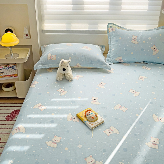 91家纺网 家纺一手货源 找家纺 春雨家居 2025新款春夏卡通印花全棉单床单 蓝色泡芙狗