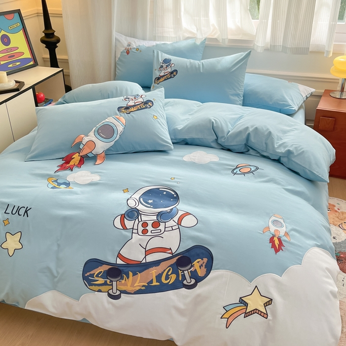 91家纺网 家纺一手货源 找家纺 博雅 2025新款全棉贴布绣卡通四件套 绣花款-太空滑板