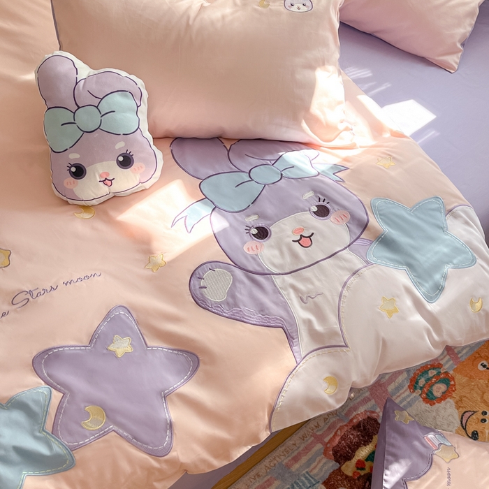 91家纺网 家纺一手货源 找家纺 博雅 2025新款全棉贴布绣卡通四件套 绣花款-星星兔