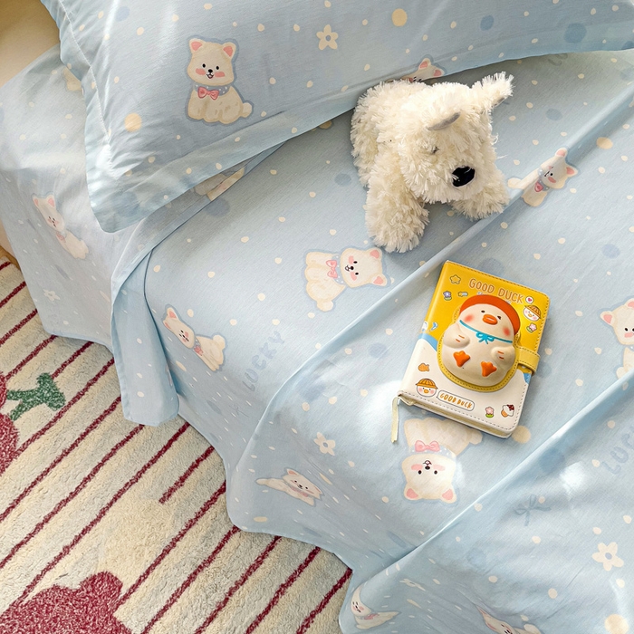 91家纺网 家纺一手货源 找家纺 春雨家居 2025新款春夏卡通印花全棉单床单 蓝色泡芙狗