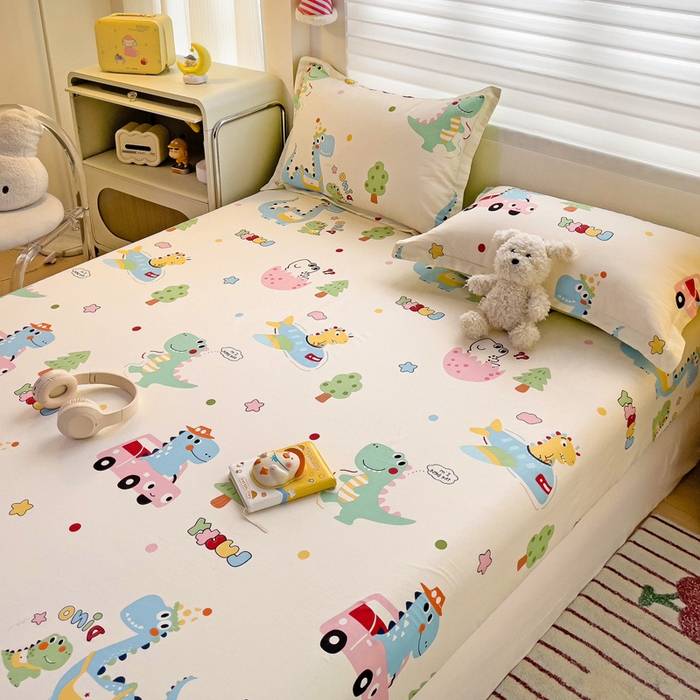 91家纺网 家纺一手货源 找家纺 春雨家居 2025新款春夏卡通印花全棉单床笠 快乐旅行