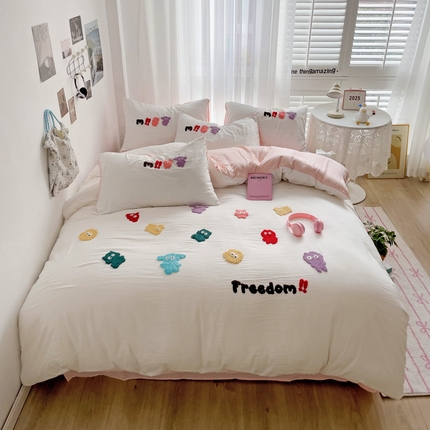 91家纺网 家纺一手货源 找家纺 花伞家居 2025新款可爱毛巾绣水洗棉四件套-自由自在（提供买家秀） 自由自在-白粉