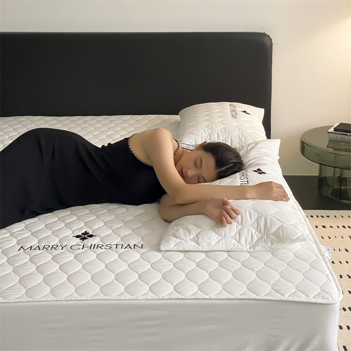 91家纺网 家纺一手货源 找家纺 三味舒屋 2025新款全棉夹棉刺绣床笠 曼丽白