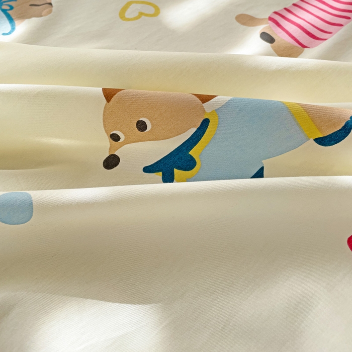 91家纺网 家纺一手货源 找家纺 春雨家居 2025新款春夏卡通印花全棉单床单 童趣蜜歌