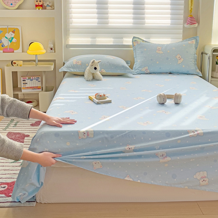 91家纺网 家纺一手货源 找家纺 春雨家居 2025新款春夏卡通印花全棉单床单 蓝色泡芙狗