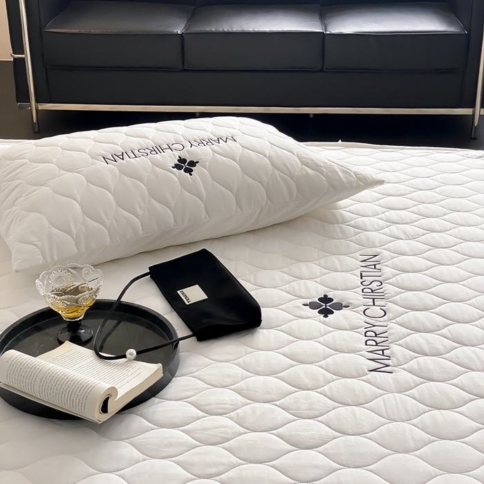 91家纺网 家纺一手货源 找家纺 三味舒屋 2025新款全棉夹棉刺绣床笠 曼丽白