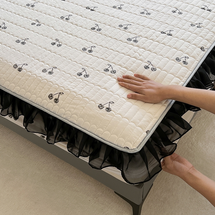 91家纺网 家纺一手货源 找家纺 眠势力 2025新款赫本风花边床笠四季通用加厚夹棉席梦思保护套 多姿樱桃