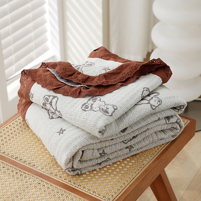 91家纺网 家纺一手货源 找家纺 朴尔2025年新款韩式花边纯棉竹纤维加大成人纱布毛巾被 玩具熊-米白毛巾被