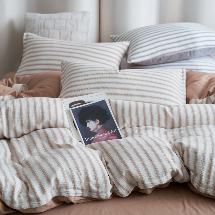 91家纺网 家纺一手货源 找家纺 金丝鸟家纺 2025新款全棉皱皱纱系列四件套 皱皱纱条纹咖