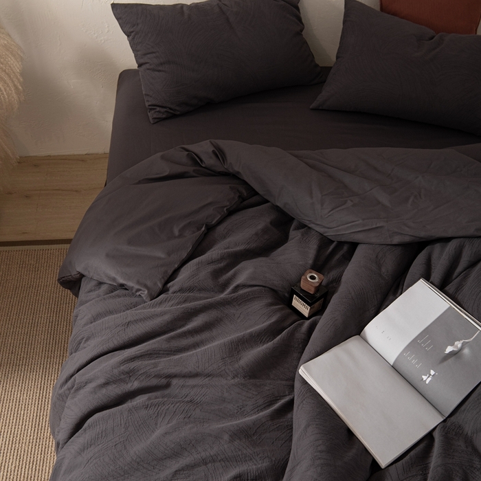 91家纺网 家纺一手货源 找家纺 金丝鸟家纺 2025新款全棉三层纱提花系列四件套 重影 灰