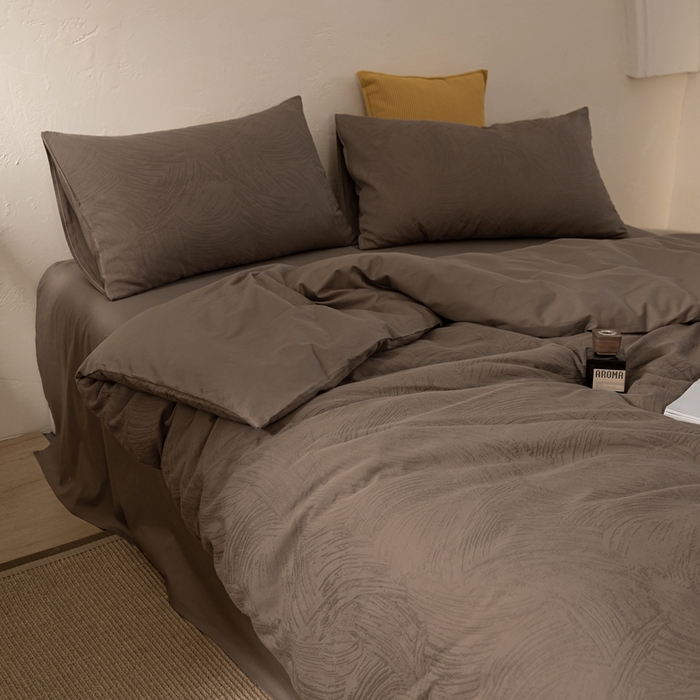 91家纺网 家纺一手货源 找家纺 金丝鸟家纺 2025新款全棉三层纱提花系列四件套 重影 咖