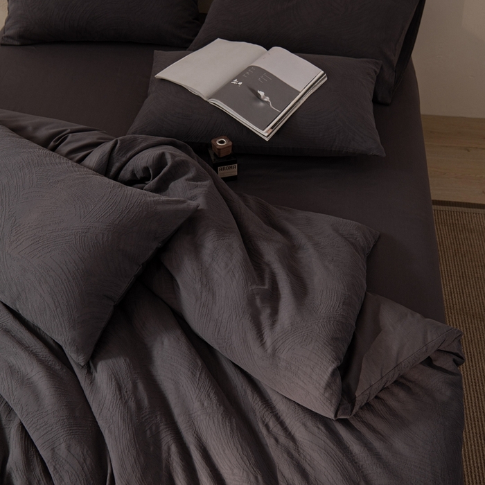 91家纺网 家纺一手货源 找家纺 金丝鸟家纺 2025新款全棉三层纱提花系列四件套 重影 灰