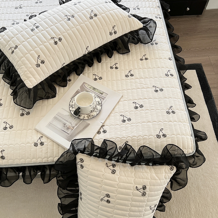 91家纺网 家纺一手货源 找家纺 眠势力 2025新款赫本风花边床笠四季通用加厚夹棉席梦思保护套 多姿樱桃