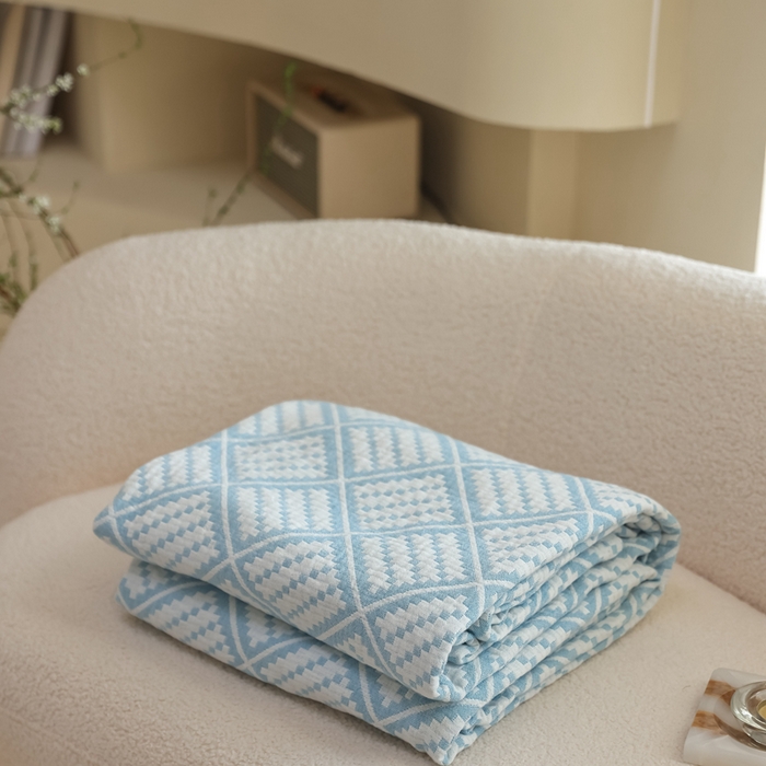 91家纺网 家纺一手货源 找家纺 朴尔2025年新品格调简约风全棉三层纱布毛巾被 曼城时光-蓝