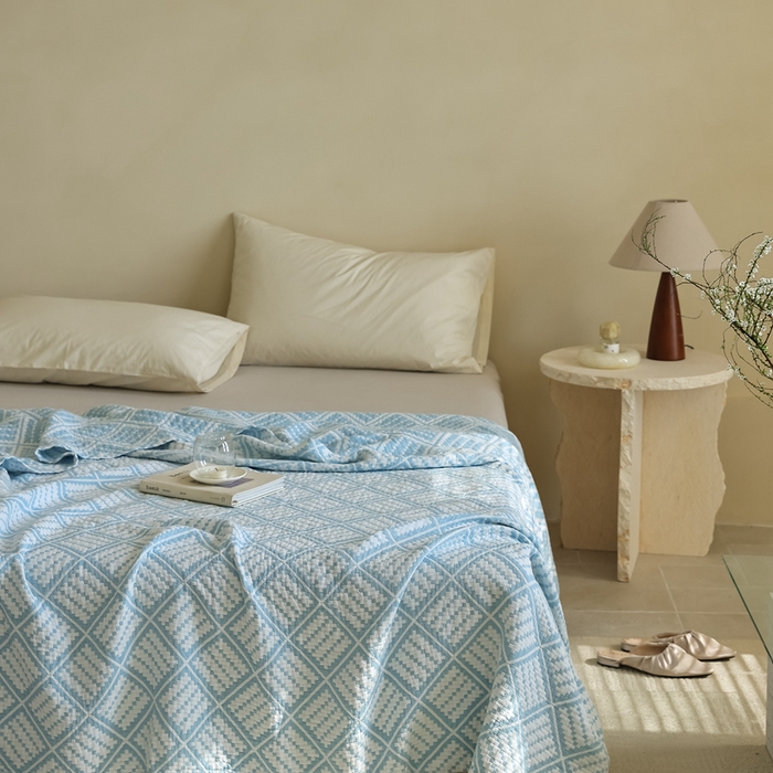 91家纺网 家纺一手货源 找家纺 朴尔2025年新品格调简约风全棉三层纱布毛巾被 曼城时光-蓝