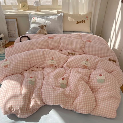 91家纺网 家纺一手货源 找家纺 （总）阿曼达 2025新款爆款超甜可爱酷美毛巾绣软糯糯可以裸睡的水洗m纯色格子双拼四件套