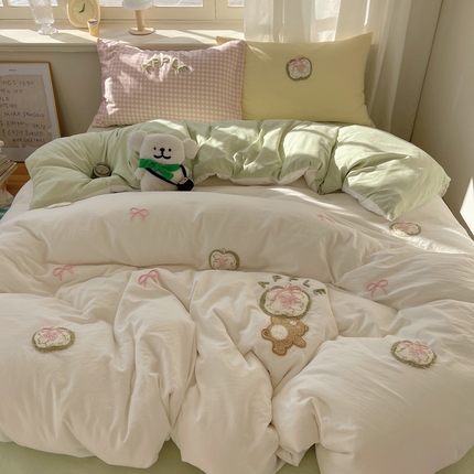 91家纺网 家纺一手货源 找家纺 （总）阿曼达 2025新款爆款超甜可爱酷美毛巾绣软糯糯可以裸睡的水洗m纯色格子双拼四件套