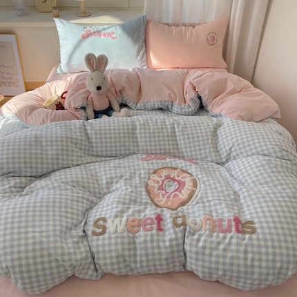 91家纺网 家纺一手货源 找家纺 （总）阿曼达 2025新款爆款超甜可爱酷美毛巾绣软糯糯可以裸睡的水洗m纯色格子双拼四件套