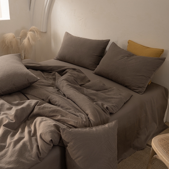 91家纺网 家纺一手货源 找家纺 金丝鸟家纺 2025新款全棉三层纱提花系列四件套 重影 咖