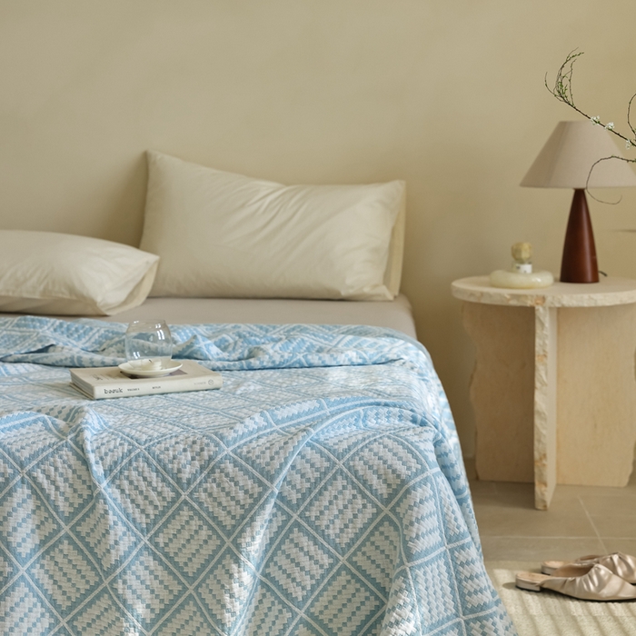 91家纺网 家纺一手货源 找家纺 朴尔2025年新品格调简约风全棉三层纱布毛巾被 曼城时光-蓝