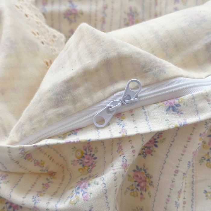 91家纺网 家纺一手货源 找家纺 澳萝拉 2025新款小碎花清新春夏全棉花边双层纱韩系三件套四件套 花漾甜心