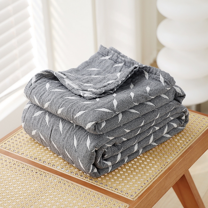 91家纺网 家纺一手货源 找家纺 朴尔2025年新品伯尔尼风格全棉加厚三层纱布毛巾被 竹满庭院-灰