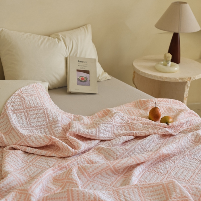 91家纺网 家纺一手货源 找家纺 朴尔2025年新品格调简约风全棉三层纱布毛巾被 曼城时光-粉