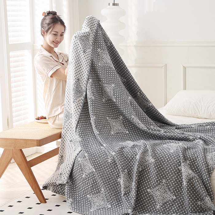 91家纺网 家纺一手货源 找家纺 朴尔2025年新品伯尔尼风格全棉加厚三层纱布毛巾被 星辰-灰