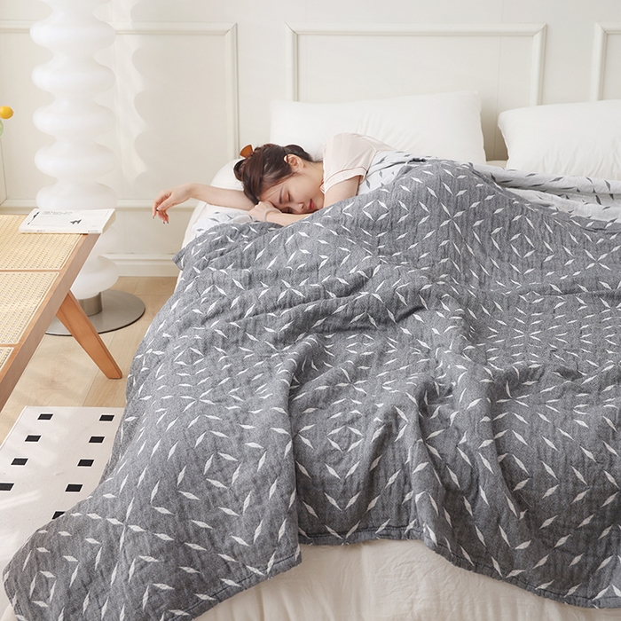 91家纺网 家纺一手货源 找家纺 朴尔2025年新品伯尔尼风格全棉加厚三层纱布毛巾被 竹满庭院-灰