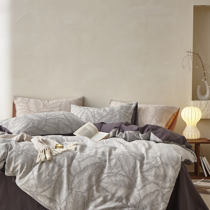 91家纺网 家纺一手货源 找家纺 金丝鸟家纺 2025新款全棉三层纱提花系列四件套 星轶灰