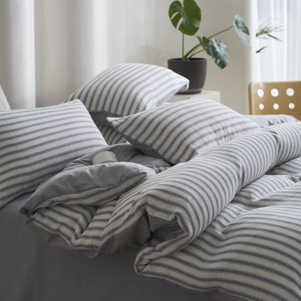 91家纺网 家纺一手货源 找家纺 金丝鸟家纺 2025新款全棉皱皱纱系列四件套 皱皱纱条纹浅灰