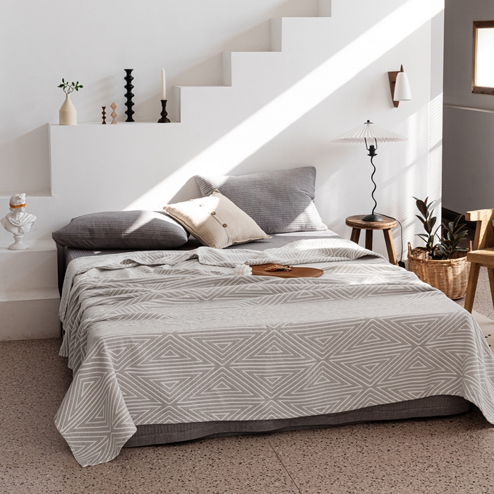 91家纺网 家纺一手货源 找家纺 朴尔2025年新品格调简约风全棉三层纱布毛巾被 普韦布洛-浅灰