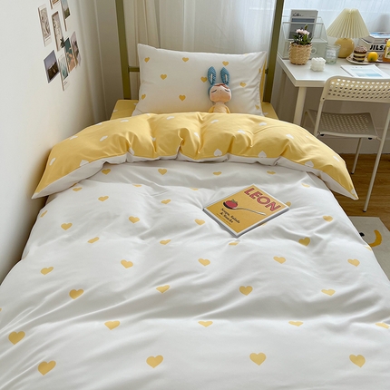 91家纺网 家纺一手货源 找家纺 悦织湾家纺 2025新款水洗棉亲肤爱心款学生三件套印花轻奢时尚四件套 爱心-黄