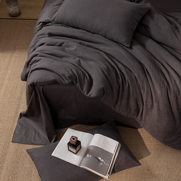 91家纺网 家纺一手货源 找家纺 金丝鸟家纺 2025新款全棉三层纱提花系列四件套 重影 灰