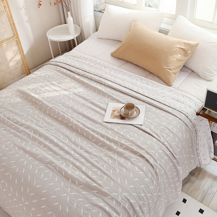 91家纺网 家纺一手货源 找家纺 朴尔2025年新品伯尔尼风格全棉加厚三层纱布毛巾被 竹满庭院-咖