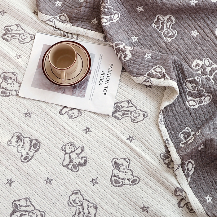 91家纺网 家纺一手货源 找家纺 朴尔2025年新款韩式花边纯棉竹纤维加大成人纱布毛巾被 玩具熊-米白毛巾被