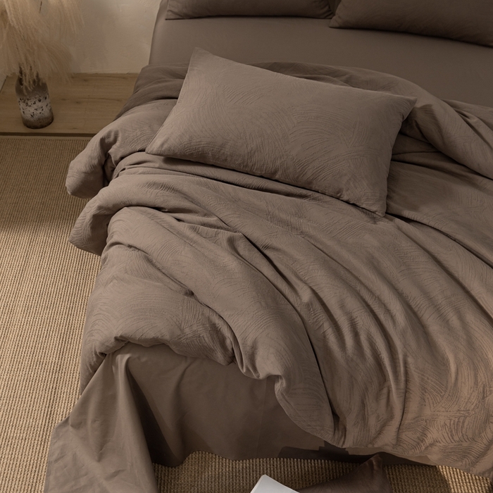 91家纺网 家纺一手货源 找家纺 金丝鸟家纺 2025新款全棉三层纱提花系列四件套 重影 咖