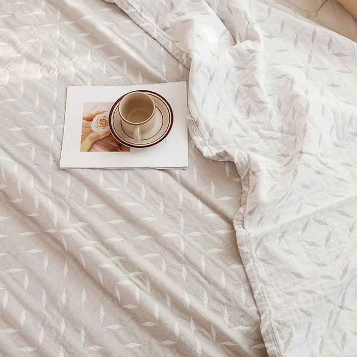 91家纺网 家纺一手货源 找家纺 朴尔2025年新品伯尔尼风格全棉加厚三层纱布毛巾被 竹满庭院-咖