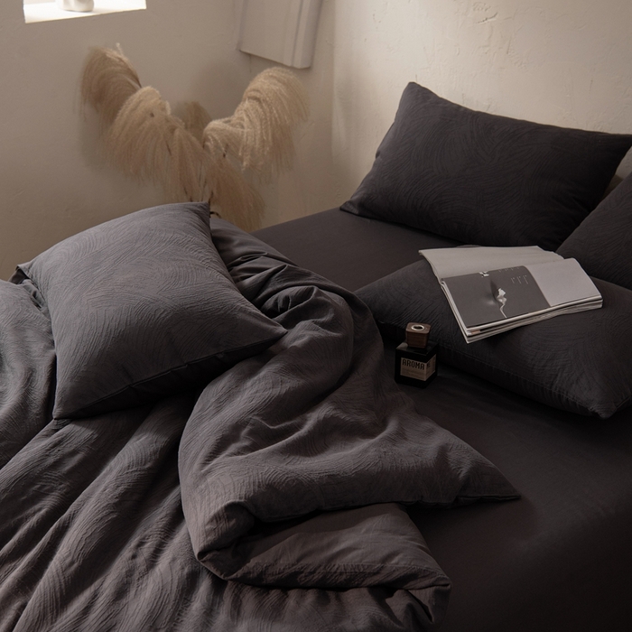 91家纺网 家纺一手货源 找家纺 金丝鸟家纺 2025新款全棉三层纱提花系列四件套 重影 灰