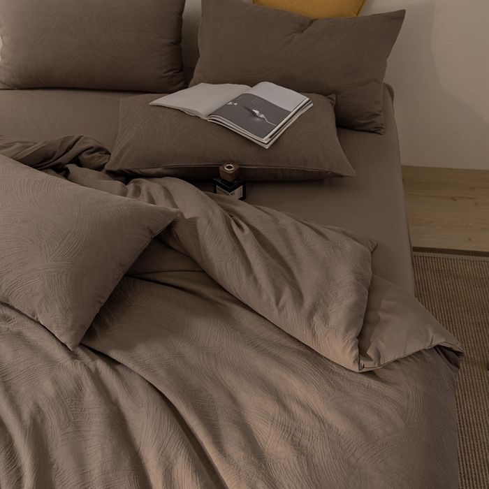 91家纺网 家纺一手货源 找家纺 金丝鸟家纺 2025新款全棉三层纱提花系列四件套 重影 咖