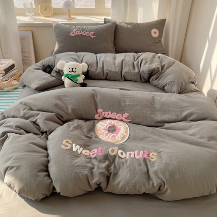 91家纺网 家纺一手货源 找家纺 （总）阿曼达 2025新款爆款超甜可爱酷美毛巾绣软糯糯可以裸睡的水洗m纯色格子双拼四件套